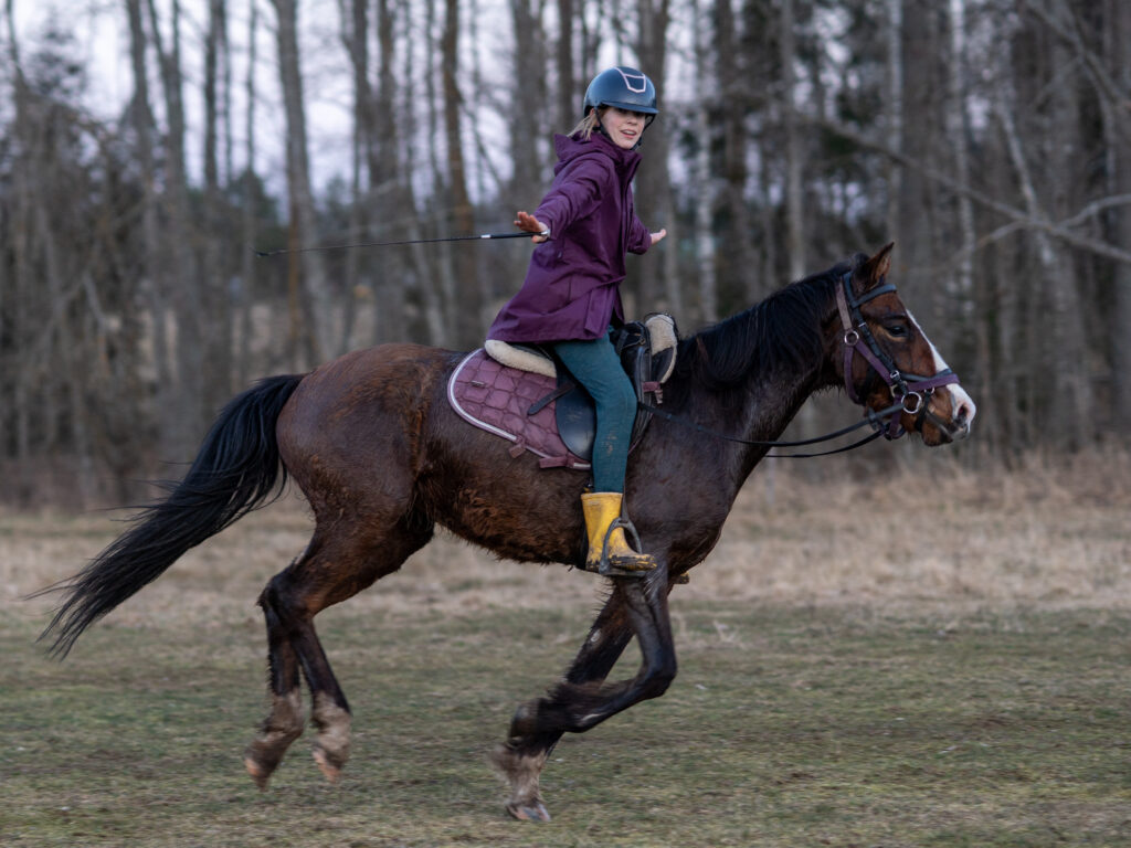 laps ratsutab lahtiselt